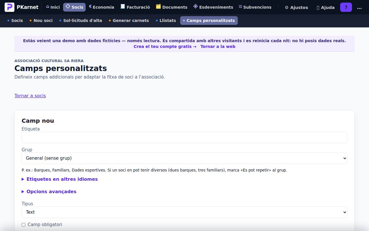 Pantalla «Camps personalitzats» del tauler de PKarnet, amb dades de la demo