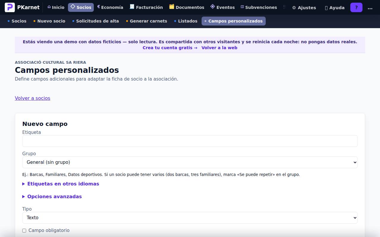 Pantalla «Campos personalizados» del panel de PKarnet, con datos de la demo